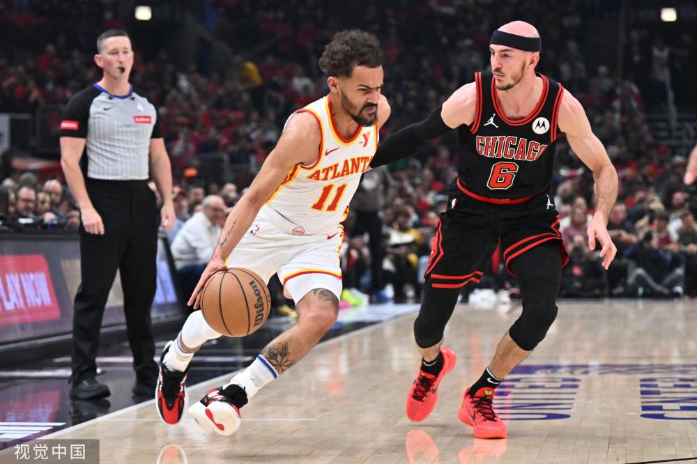 在球场上展 在球场上展